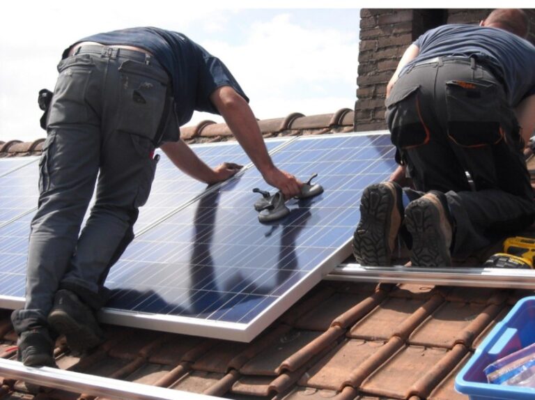 11 Key Factors Influencing Solar Panel Costs for Small Modern Homes